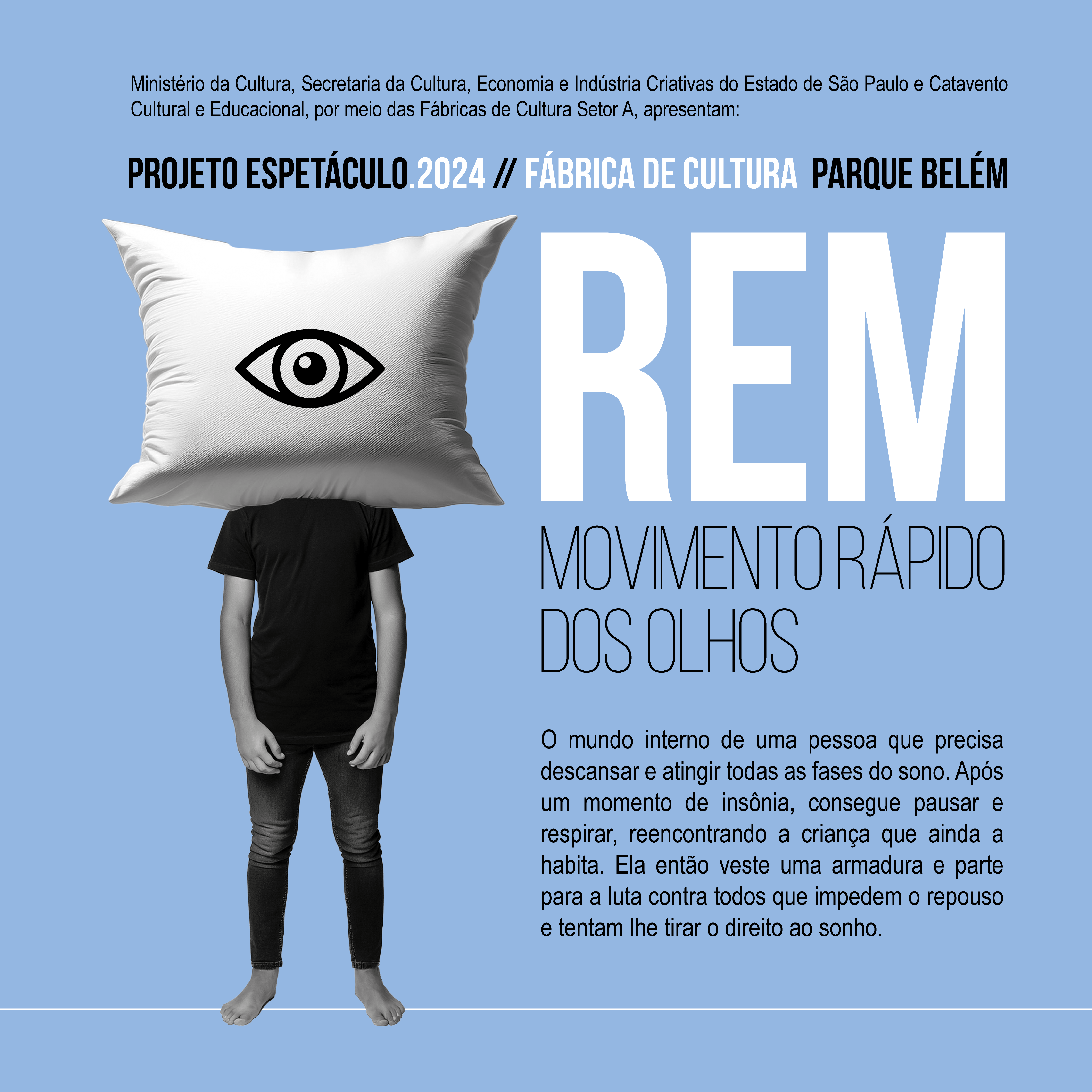 Cartaz com fundo azul divulgando o espetáculo "REM: Movimento Rápido dos Olhos", mostrando uma pessoa de pé vestindo roupas pretas, com um travesseiro branco cobrindo sua cabeça e um olho desenhado no centro do travesseiro.