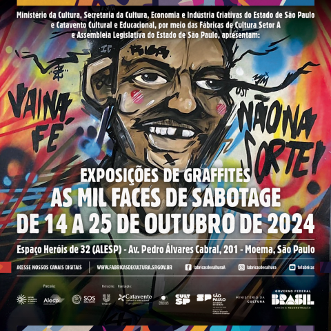 Cartaz da exposição de grafites 'As Mil Faces de Sabotage', com um retrato colorido do rapper Sabotage, grafitado ao fundo, e frases como 'Vaina fé' e 'Não na sorte'. A exposição ocorre de 14 a 25 de outubro de 2024 na ALESP, em São Paulo.