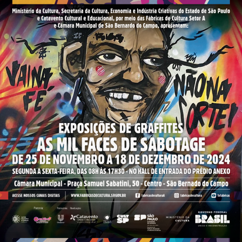 A imagem é um cartaz promocional da exposição de graffitis "As Mil Faces de Sabotage", que será realizada de 25 de novembro a 18 de dezembro de 2024, na Câmara Municipal de São Bernardo do Campo, localizada na Praça Samuel Sabatini, 50, Centro. O evento acontecerá de segunda a sexta-feira, das 8h às 17h30, no hall de entrada do prédio anexo. É uma realização das Fábricas de Cultura em parceria com a Câmara Municipal e patrocinada pela Secretaria de Cultura do Estado de São Paulo.