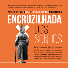 Cartaz com fundo laranja divulgando o espetáculo "Encruzilhada dos Sonhos", mostrando uma pessoa de costas vestindo um robe e apoiada em uma bengala, com uma lanterna metálica cobrindo sua cabeça.